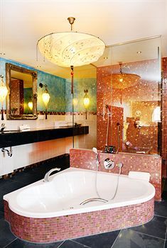 Deep Soaking Bathtub